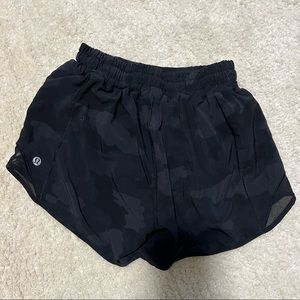Lululemon Hotty Hot Low-Rise Short 4" black sz2
